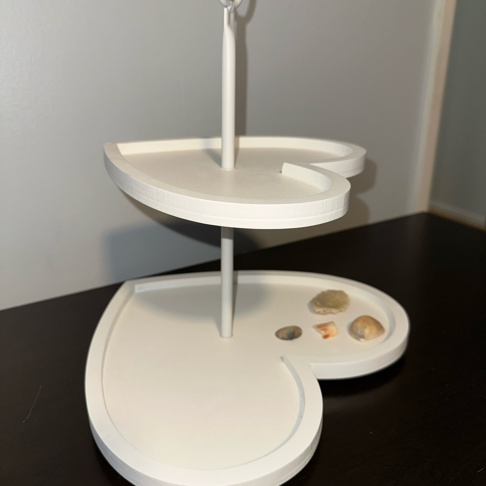 White Heart-Shaped Tiered Jewelry Stand